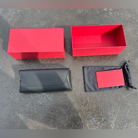 Authentic VALENTINO Rockstud Sunglasses women’s *like new* with original box - Picture 4 of 8